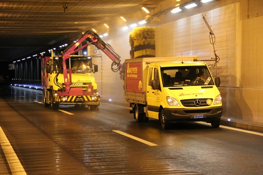 Fahrzeug bei der Tunnelreinigung